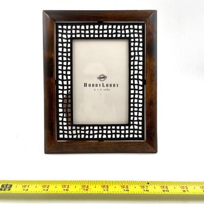 HOBBY LOBBY 4X6 WOOD AND METAL PICTURE FRAME (LOT #146)