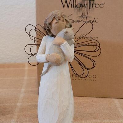 Lot 136: (2) New Willow Tree Figures