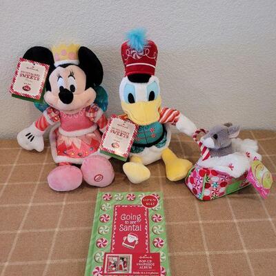 Lot 154: NEW Nutcracker Sweets Minnie and Donald, Christmas Mouse and Santa Snapshots Album 