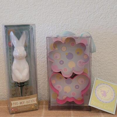 Lot 165: NEW Bunny Bottle Topper and Spring Cookie Cutters 