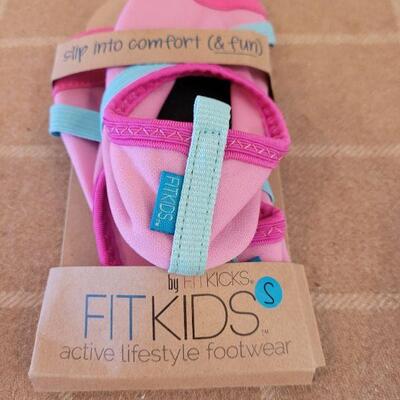 Lot 194: New Fit Kids Shoes size Small