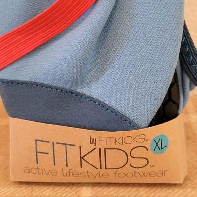 Lot 197: NEW Fit Kids Shoes size XL
