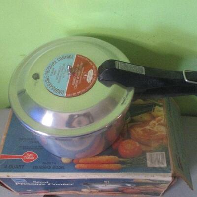 Lot 30 - Mirro Standar 4 Quart Pressure Cooker