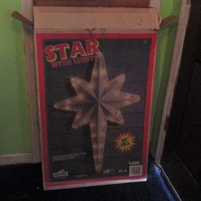Lot 76 - Empire Star with Lights LOCAL PICK UP ONLY
