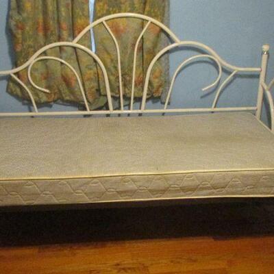 Lot 122 - Daybed LOCAL PICK UP ONLY