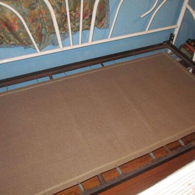 Lot 122 - Daybed LOCAL PICK UP ONLY