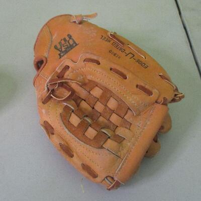 Lot 129 - Rawlings USA 8 Glove and Balls