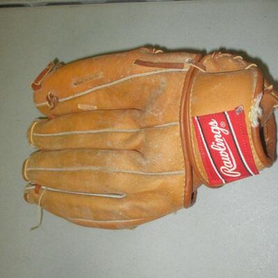 Lot 129 - Rawlings USA 8 Glove and Balls