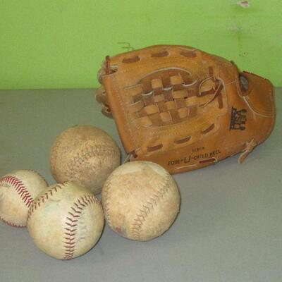 Lot 129 - Rawlings USA 8 Glove and Balls