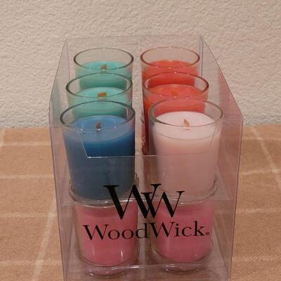 Lot 215: (12) New Wood Wick Candles