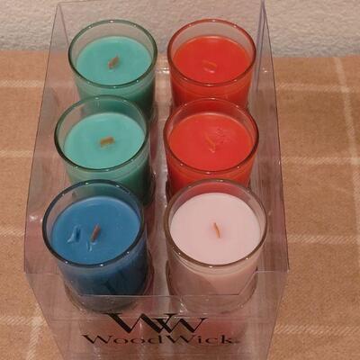 Lot 215: (12) New Wood Wick Candles