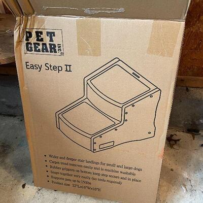 G62: NIB Pet Gear Easy Steps (1of2 available)