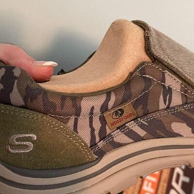 B6: Two Pair of Size 10 Men's Skechers