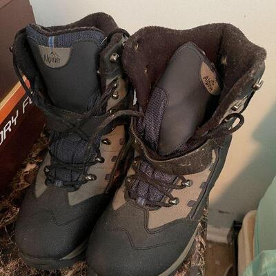 B7: Alpine Size 10 Men's Snow Boots