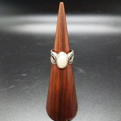 Lot #29 - Sterling Mother of Pearl Ring