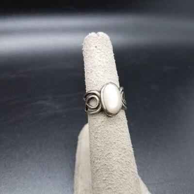 Lot #29 - Sterling Mother of Pearl Ring