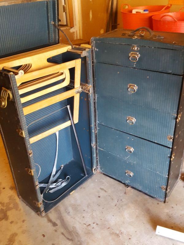 OshKosh Antique Steamer Trunk w, Key