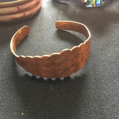 4pc Costume Jewelry Bracelet Collection. LOT 20