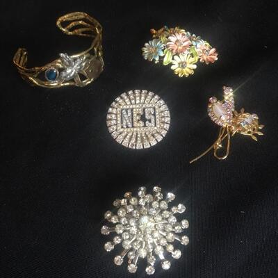 5pc Vintage Jewelry Lot with Brooch and Bracelet Mix. LOT 22 