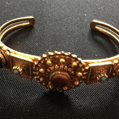 4pc  Designer Costume Jewelry Collection with 2 bracelets and 2 rings. LOT 25