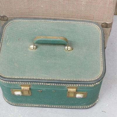 Lot 15 Vintage Suitcase and Train Case