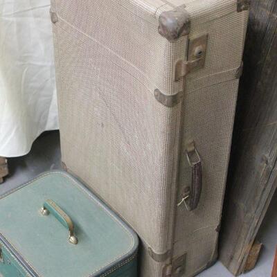 Lot 15 Vintage Suitcase and Train Case