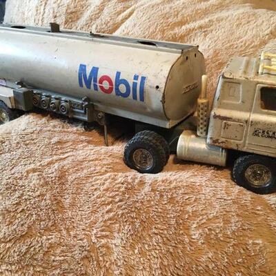 MOBIL Oil ERTL Vintage Metal Truck. LOT 45