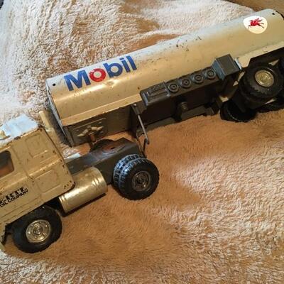 MOBIL Oil ERTL Vintage Metal Truck. LOT 45