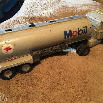 MOBIL Oil ERTL Vintage Metal Truck. LOT 45