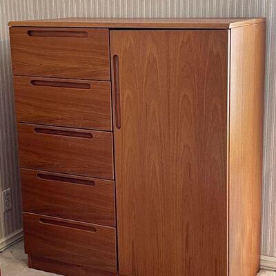Danish Modern Teak 5-Drawer Dresser/Wardrobe Chest