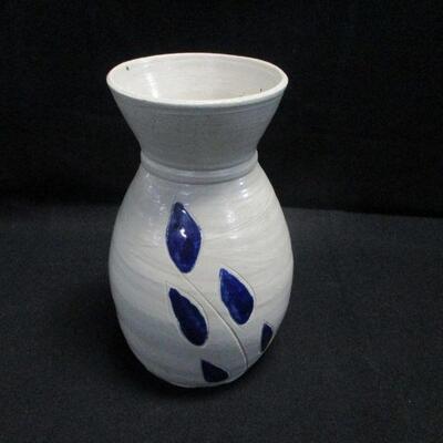Lot 37 - Williamsburg V.A. Pottery Vase