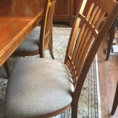 D - 430 Thomasville Furniture, Cherry Dining Table & 6 Chairs ( includes 2 Leaves ) 