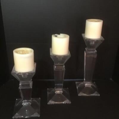 E - 432   3pc Clear Glass Graduated Candle Holders w/ Candles 