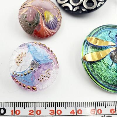 GLASS & OTHER MATERIAL COLLECTORS BUTTONS 