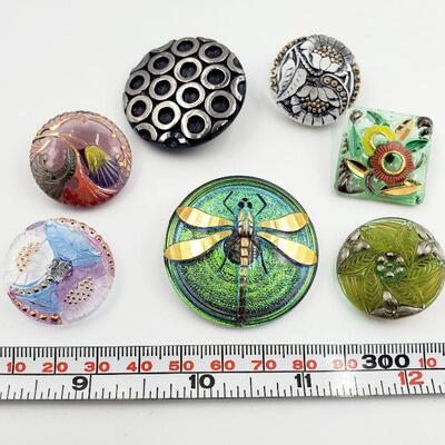 GLASS & OTHER MATERIAL COLLECTORS BUTTONS 