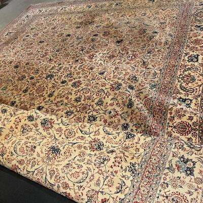Beautiful antique oriental rug in excellent condition