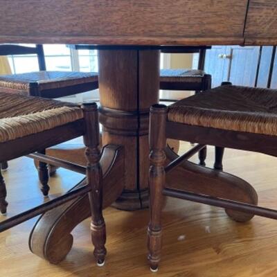 Gorgeous oak Tyden locking table with two leaves