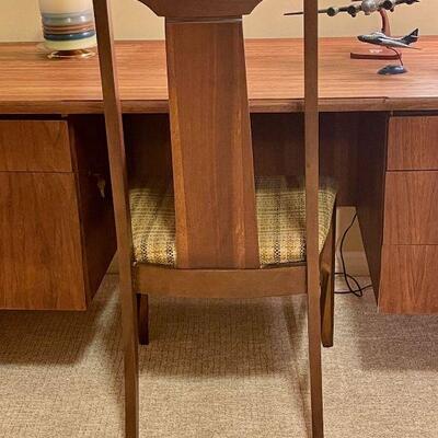 Vintage Broyhill MCM Great Looking Desk and Chair