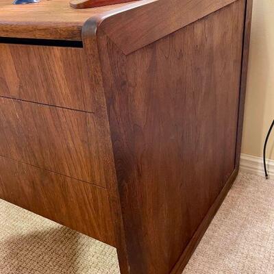 Vintage Broyhill MCM Great Looking Desk and Chair