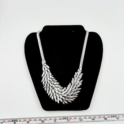 METAL DRAGONS TAIL NECKLACE 