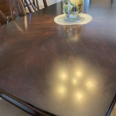 Gorgeous Thomasville Studio 54 mahogany dining table with eight like new chairs. 