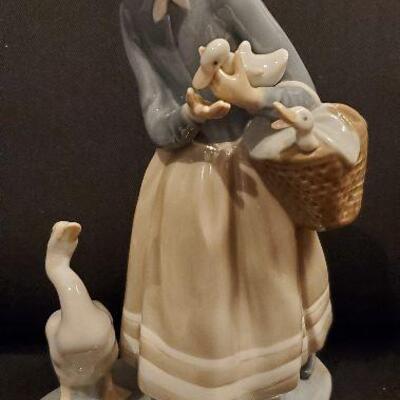 Lladro Figurine (#16) Porcelain SHEPHERDESS GIRL WITH DUCKS & BASKET #4568  9-1/8