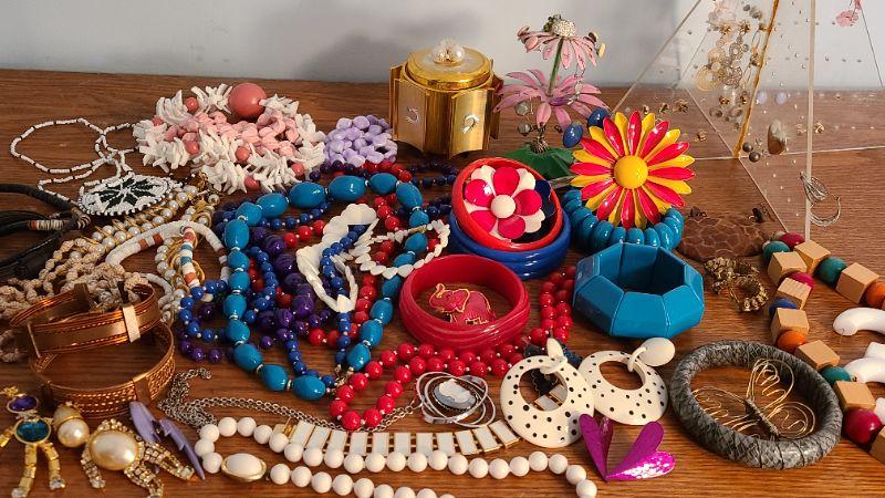 Lot 138MB: Vintage 80s/90s Lot of Fashion Jewelry | EstateSales.org