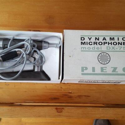 Dynamic Microphone in box