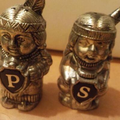 Mid Century salt and pepper shakers.