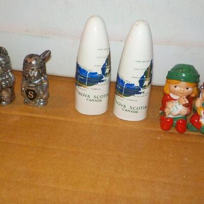 Mid Century salt and pepper shakers.