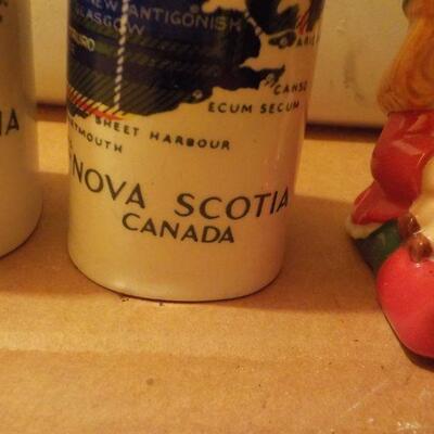 Mid Century salt and pepper shakers.