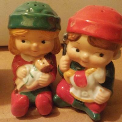 Mid Century salt and pepper shakers.