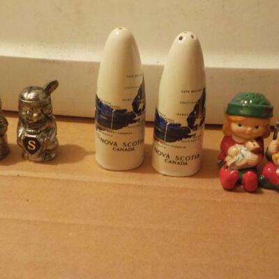 Mid Century salt and pepper shakers.
