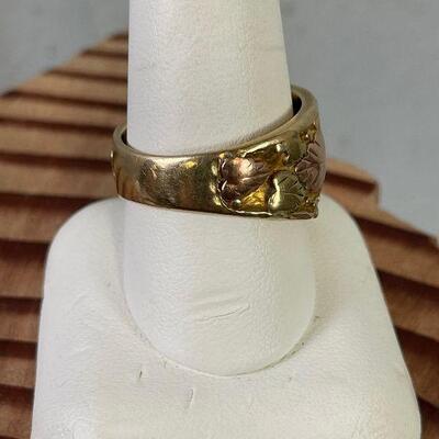 #117  Men's 10 K Cigar Band Sz 10. Black Hills Gold  11 g